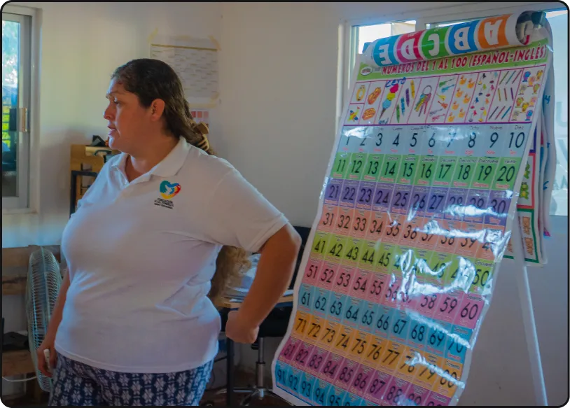 A Fundación Elva Fonseca educator leading a learning activity
