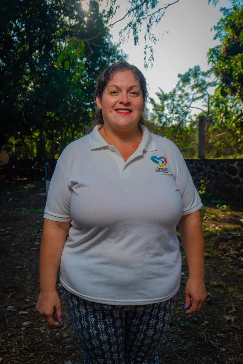 Isabel Ruíz standing outdoors, wearing a Fundación Elva Fonseca polo shirt